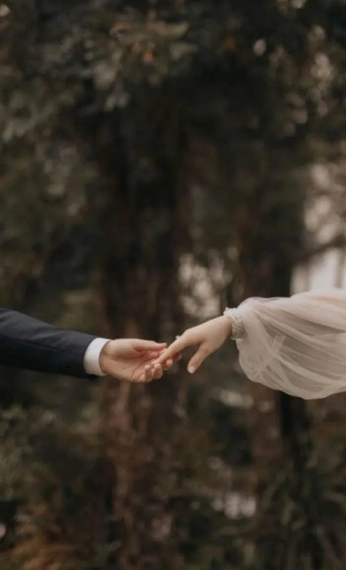 Anillos de boda y flores elegantes
