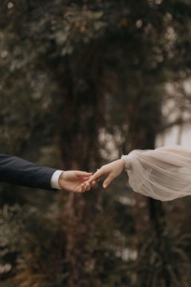 Anillos de boda y flores elegantes