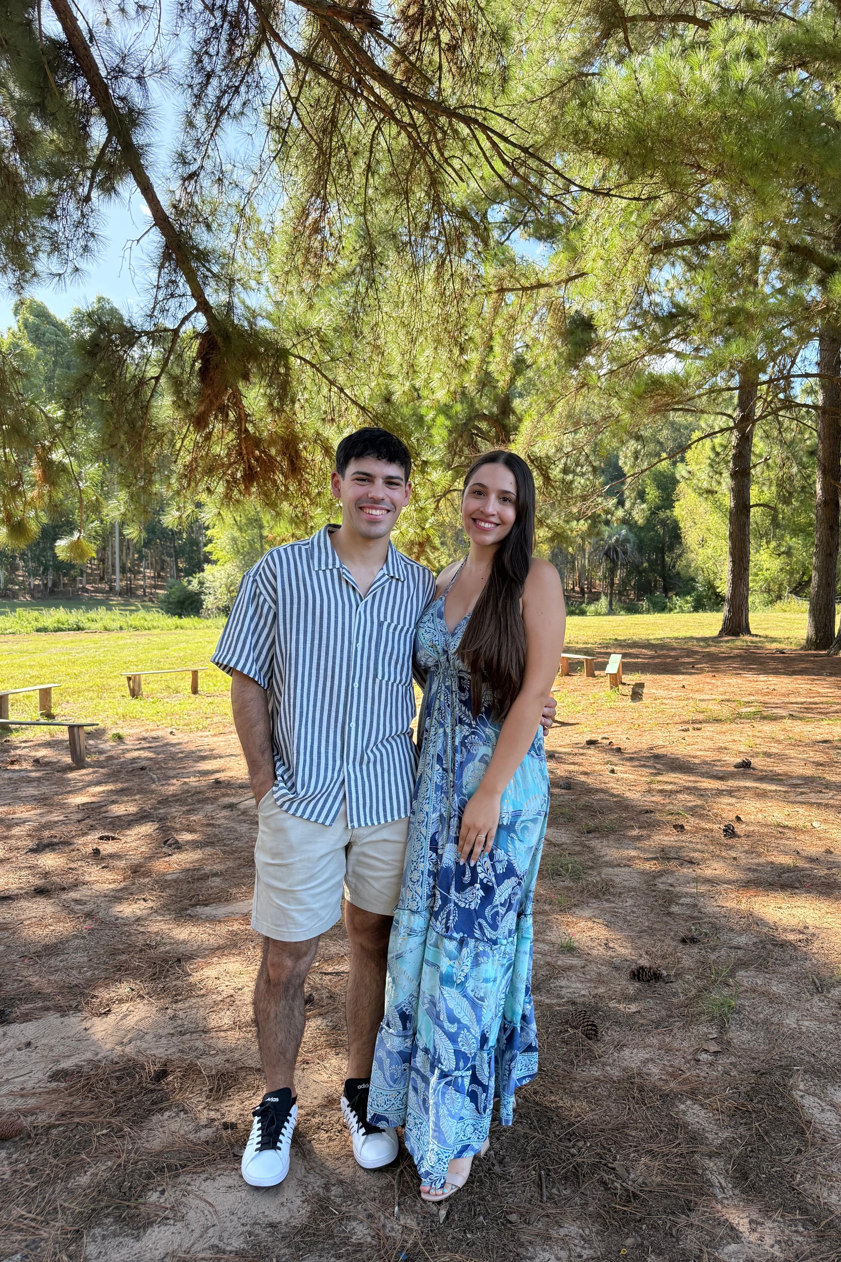 Pareja trabajando en diseños digitales en un estudio luminoso